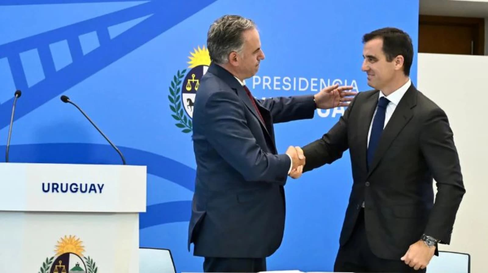 El presidente de Uruguay, Yamandú Orsi, y el consejero delegado de Solaria, Arturo Díaz-Tejeiro